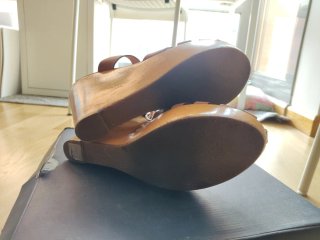 Zapatos de plataforma marrones Mango.