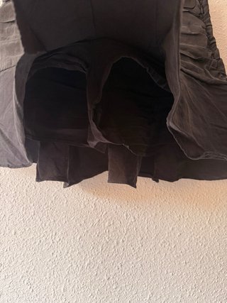 Minifalda negra con volantes, pantalon por dentro