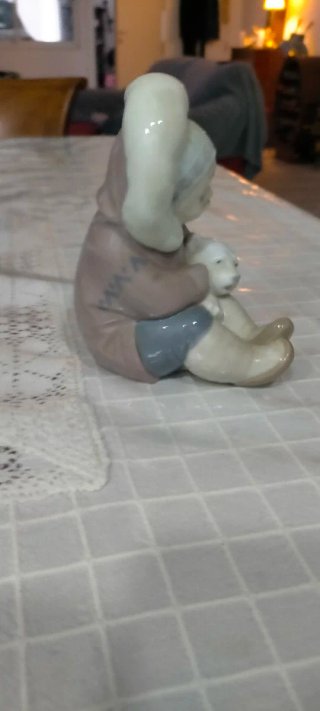 Figura Lladro vintage niño con oso polar