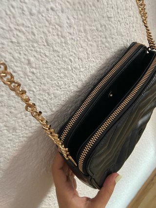 Bolso negro acolchado con cadena dorada