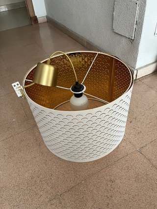 Lámpara de techo IKEA blanca y dorada