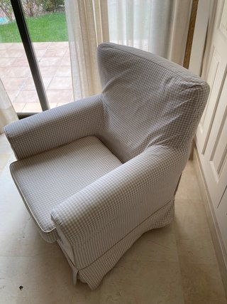 2 Sillones de tela beige y blanco a cuadros