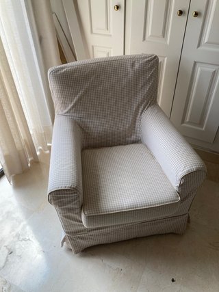 2 Sillones de tela beige y blanco a cuadros