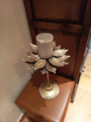 Candelabros dorados y plateados