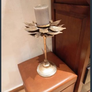 Candelabros dorados y plateados