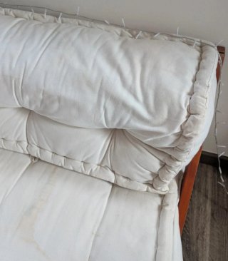 Sofá individual madera y tela beige