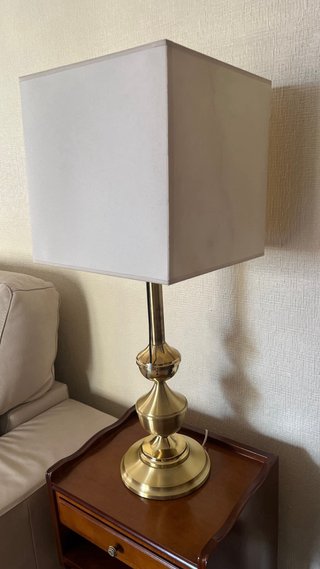 Lámpara de mesa dorada y beige