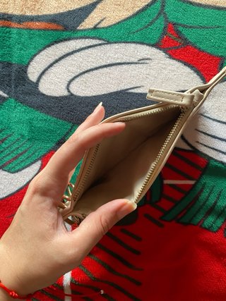 Cartera de mano rosa palo dorada