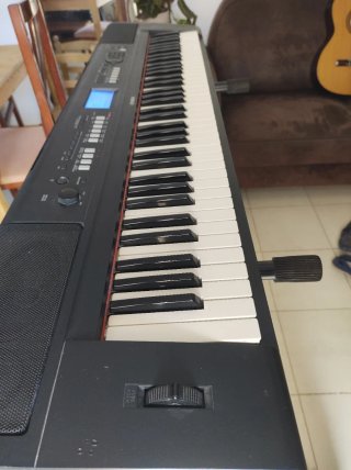 Teclado Yamaha NP-V60 con soporte