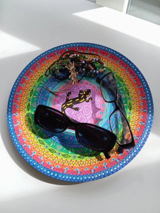 Plato decorativo de madera con salamandra