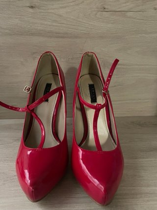 Zapatos de tacón rojos con tira charol