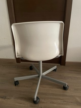 Silla de oficina blanca con ruedas