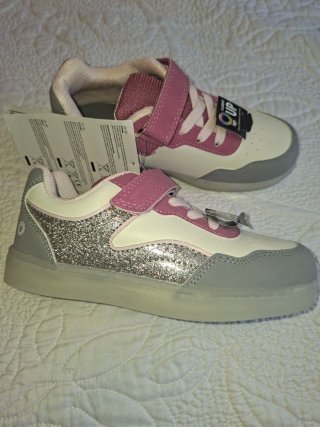 NUEVAS, Deportivas niña con luz Talla 32.