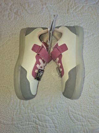 NUEVAS, Deportivas niña con luz Talla 32.