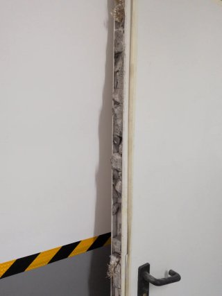 Puerta blanca de metal