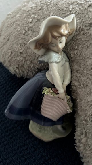 Figura Lladró Niña con Cesta Flores