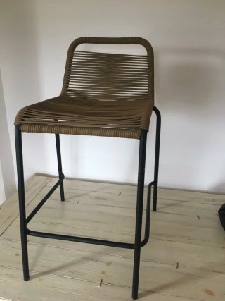 Silla alta beige y negra
