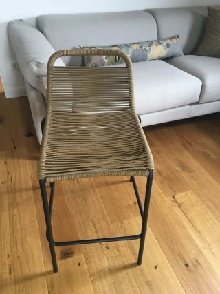 Silla alta beige y negra