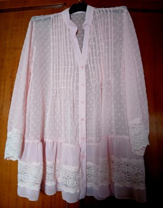 Blusa rosa con encaje