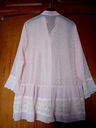Blusa rosa con encaje