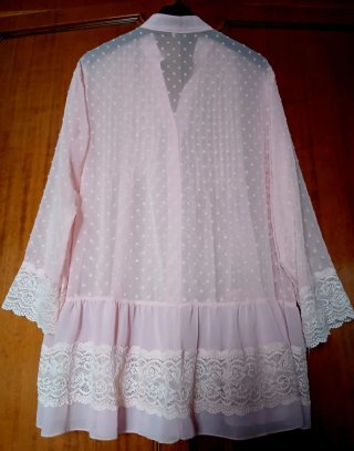 Blusa rosa con encaje