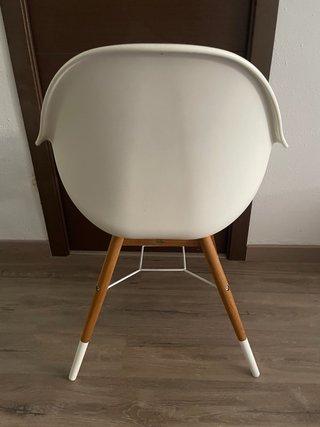Silla blanca y madera