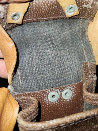 Giberna in pelle con borchie