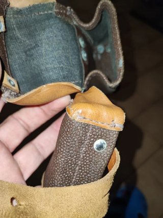 Giberna in pelle con borchie