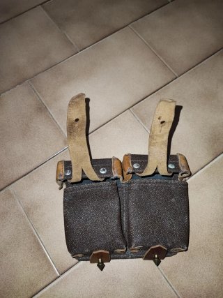 Giberna in pelle con borchie