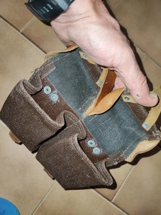 Giberna in pelle con borchie