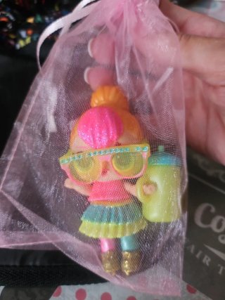 Muñeca LOL Surprise Glam Neon Q.T Glitter