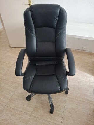 Silla de oficina negra y plateada