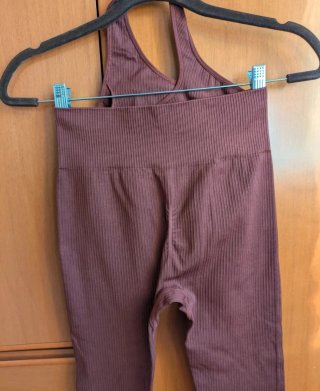 Set sportivo con top e pantaloni