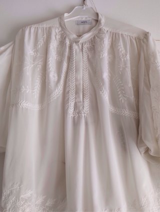 Blusa romántica bordada