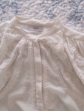 Blusa romántica bordada