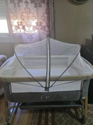 Cuna de bebé con mosquitera con colchon