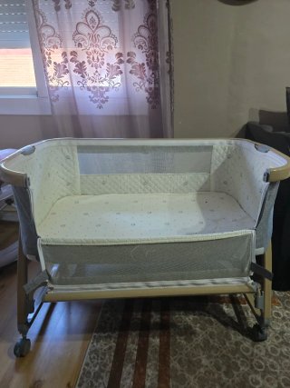 Cuna de bebé con mosquitera con colchon