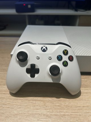 Xbox One S 1TB + Mando Original