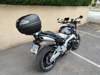 Suzuki GSR 600 Negra y Plata