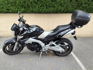 Suzuki GSR 600 Negra y Plata