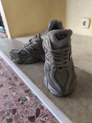 New Balance 9060 Talla 38 Gris oscuro