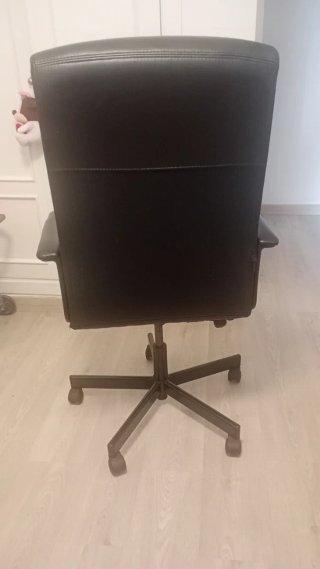 Silla de oficina negra cómoda y manejable