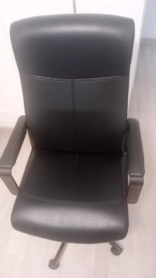Silla de oficina negra cómoda y manejable