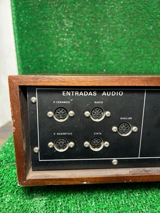 Amplificador Vintage Plata y Madera