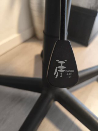 Silla de escritorio negra piel, totalmente nueva.