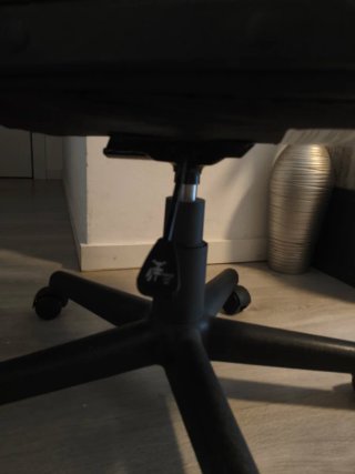Silla de escritorio negra piel, totalmente nueva.