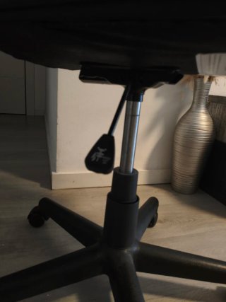 Silla de escritorio negra piel, totalmente nueva.