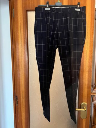 Elegante traje Dan John. cuadros azul y blanco