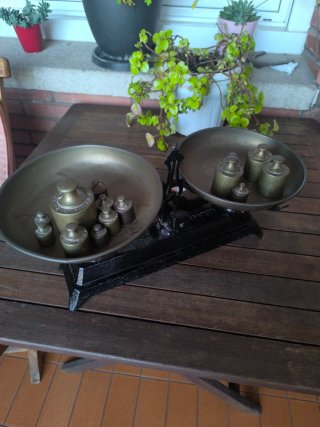 Báscula antigua de precisión con pesas