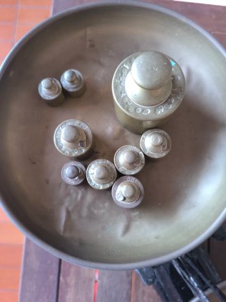 Báscula antigua de precisión con pesas